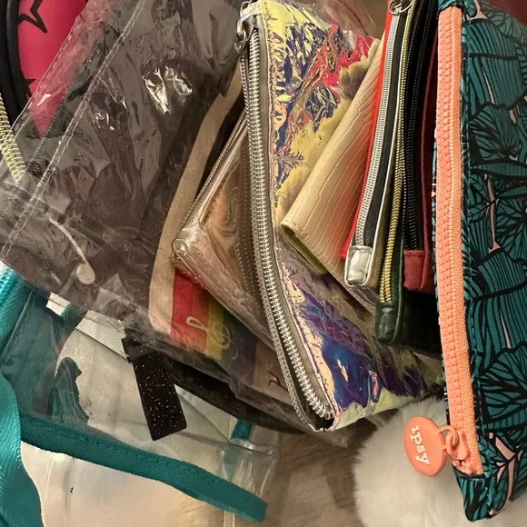 ❤️Health & Makeup Mystery Bag/Box 6-8 Full Size Items + Makeup Bag/Pouch New - Picture 4 of 10